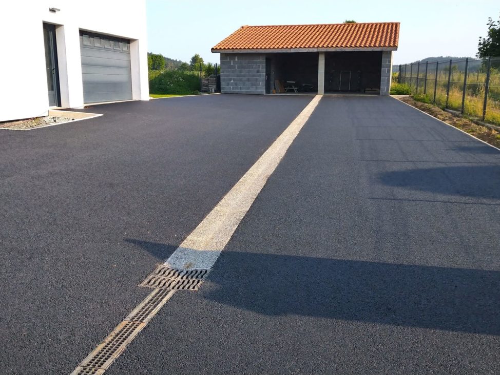 ENROBÉ NOIR A CHAUD GARAGERéalisation d'une cour d'entrée de garages en enrobé noir à chaud.