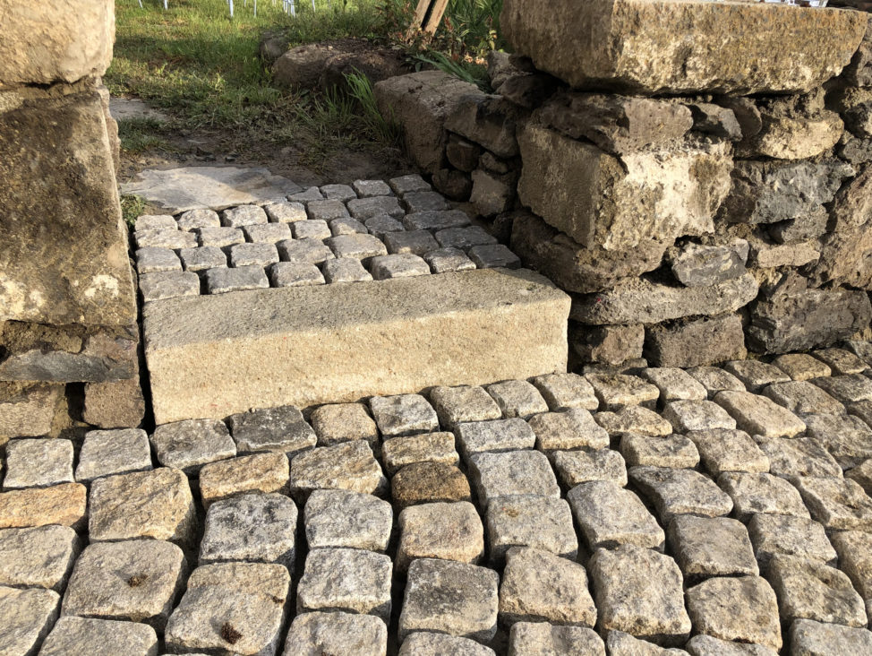 CRÉATION D'UNE MARCHE PAVÉESRéalisation d'une courte allées menant à la cours, le tout entièrement pavé.