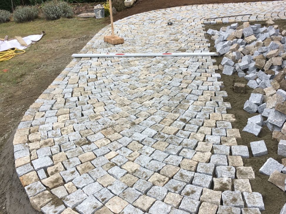 POSE DES PAVÉSRéalisation d'une terrasse en pavés. La pose des pavés est un travail minutieux.