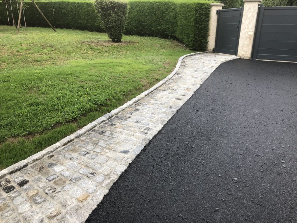 ALLÉE PIETONNE EN PAVÉS Réalisation d'une allée en pavés pour piétons juxtaposant une cours en enrobé pour l'entrée du garage.