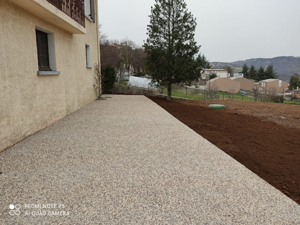 COUR EN BÉTON DÉSACTIVÉRéalisation d'un aménagement extérieur en béton désactivé.