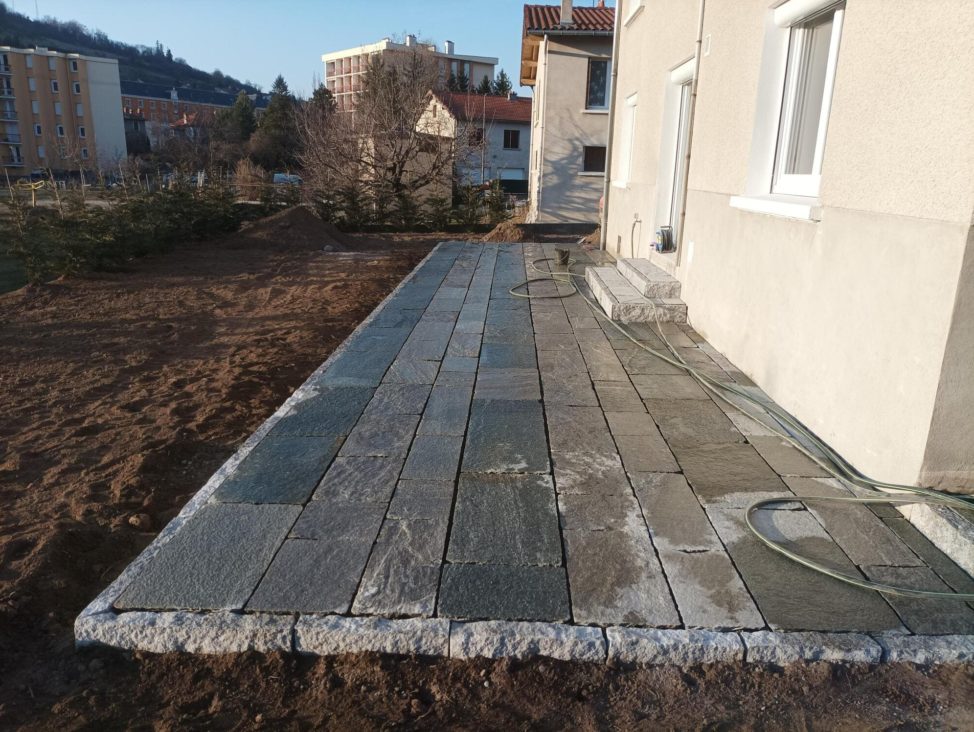 CRÉATION D'UNE ERRASSERéalisation d'une terrasse en dalle de luzerne